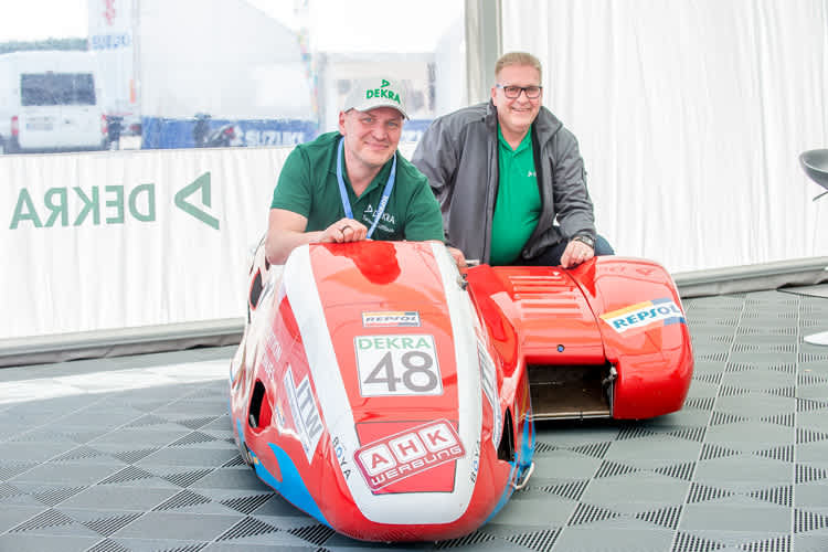 Martin Trümper (r.) und Gunnar Michler (l.) von der Dekra in einem Sidecar