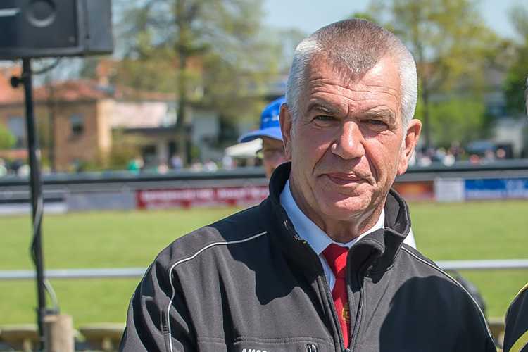 Albert Raesfeld liefert Lehm und Sand in die Veltins Arena