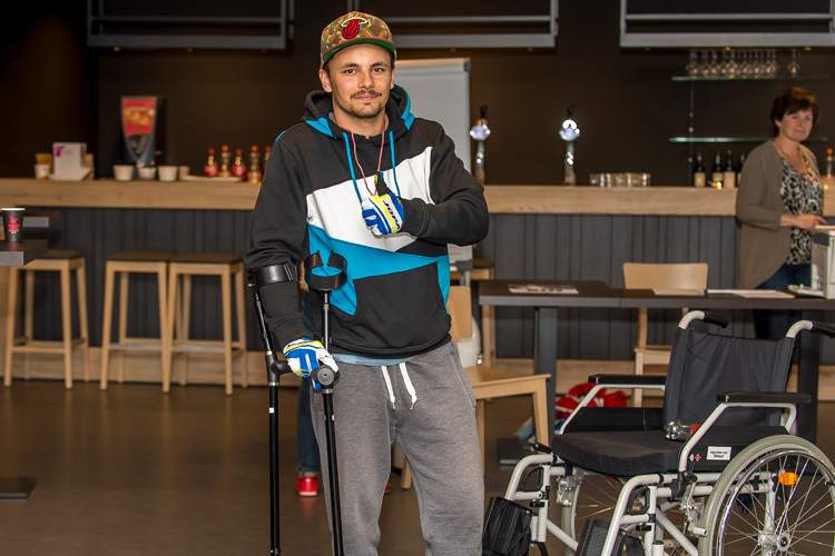 Ronny Häring steht zwei Tage nach der OP schon wieder