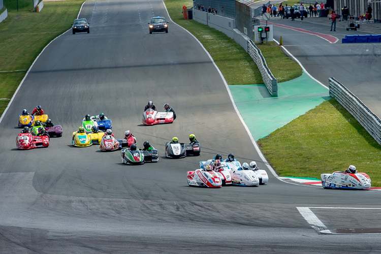 13 Teams bei der WM in Oschersleben in der Startkurve