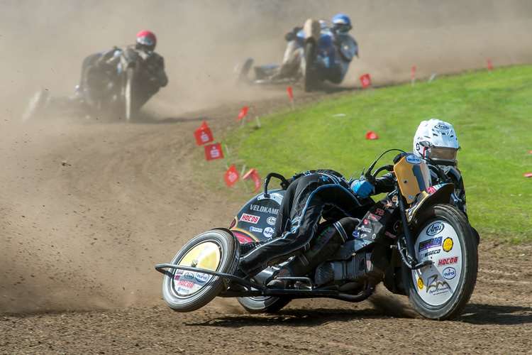 William Matthijssen/Sandra Mollema (NL) rasten zum Teil auf zwei Rädern