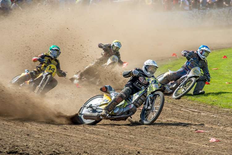  Bei Gras- und Sandbahnrennen geht es manchmal staubig zu