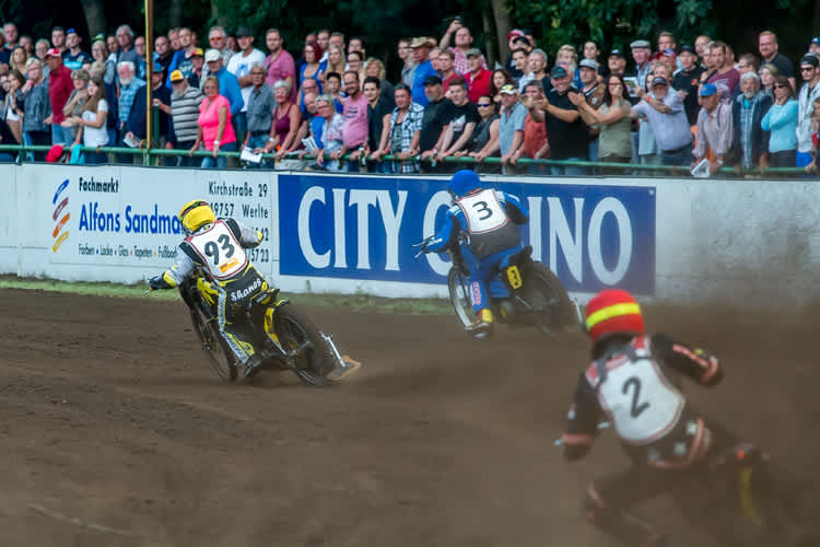 Der rassige Zweikampf zwischen James Shanes (93) und Bernd Diener (3) war sehenswert