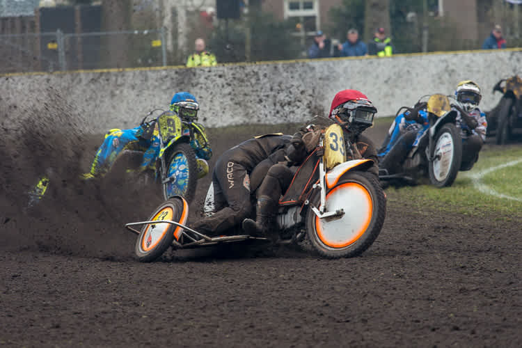 Sekunden vor dem Crash: Hübsch/Burger führen vor Godden/Smith (l.) und Detz/Arling (r.)