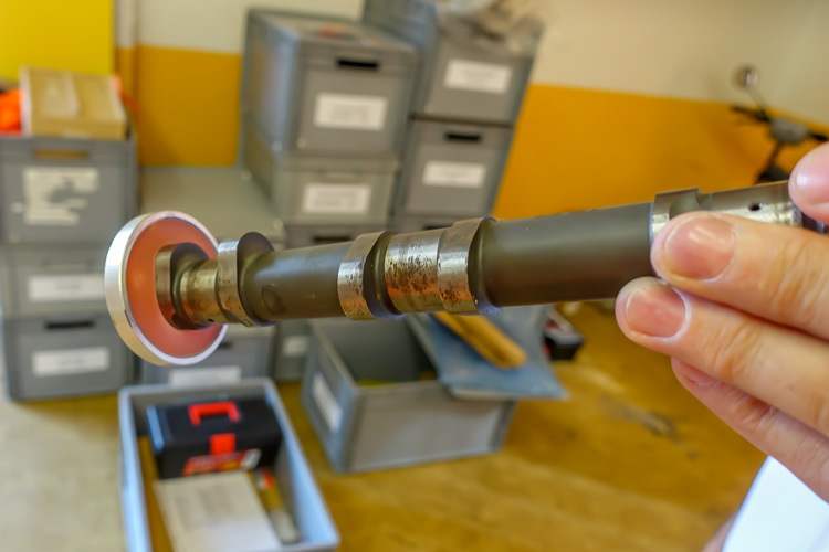 Eine Nockenwelle kann mit Hilfe einer Schablone geprüft werden