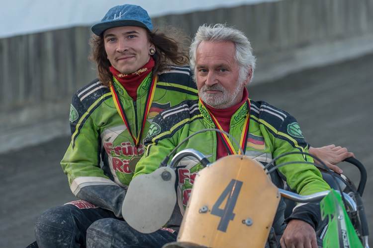 Der Mitsechziger Karl Keil und sein junger Beifahrer David Kersten im 500er-Gespann