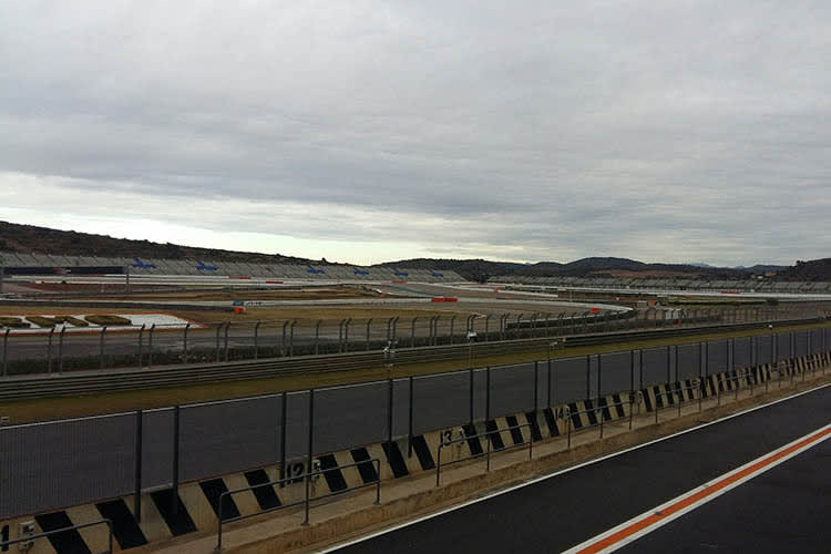 Am Horizont zeigt sich blauer Himmel über der Rennstrecke von Valencia