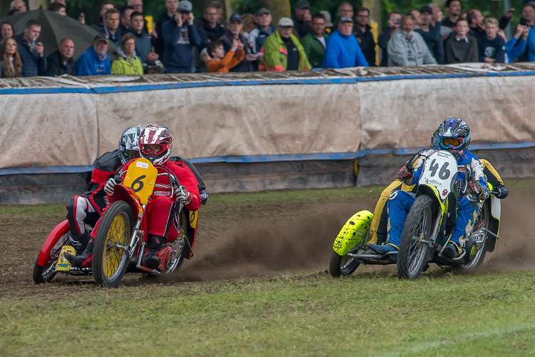 Schöner Zweikampf: Albert Raesfeld/Marvin Graf (6) und Edgar und Julia Starke (46)