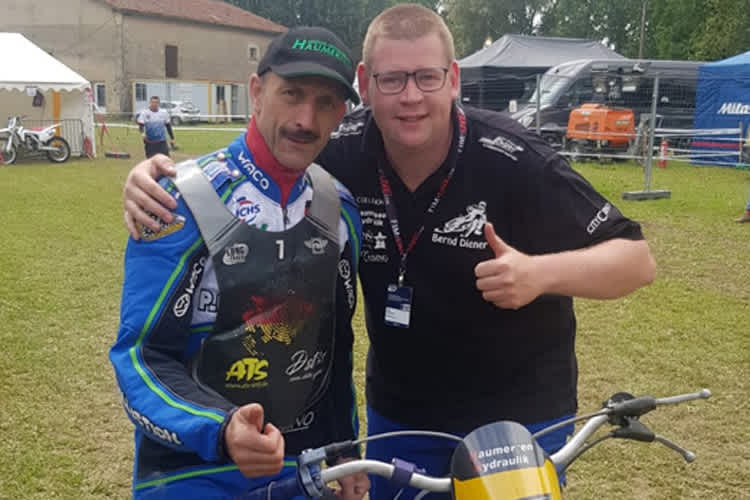 Jubilar Bernd Diener und sein Mechaniker und Freund Hendrik Hukelmann