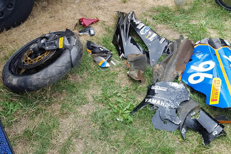 Reichlich zerfleddert war die Yamaha von Moritz Jenkner nach seinem Sturz in Schleiz