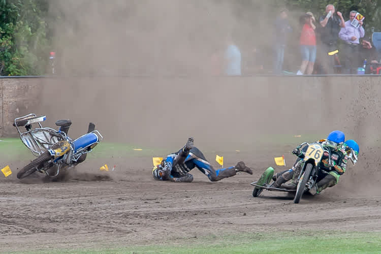 Bei ihrem erfolgreichen Wiedereinstieg in Rastede konnten Marco Hundsrucker/Michael Zapf (76) den vor ihnen gestürzten Markus Brandhofer/Tim Scheunemann gerade noch ausweichen