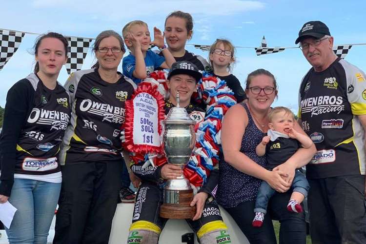 Der vierfache British-Masters-Sieger James Shanes umringt von seiner Familie