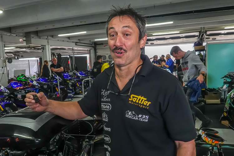 Das kleine Ding in der rechten Hand war's: Josef Sattler mit Benzinpumpenrelais