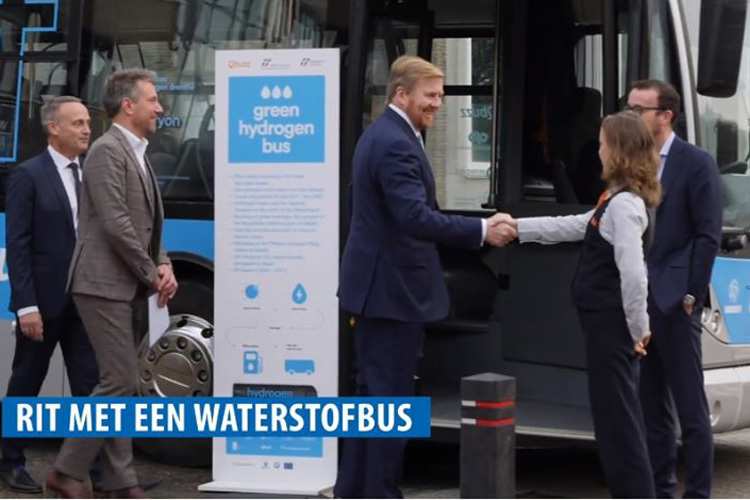 Sandra Mollema gab König Willem-Alexander in Assen artig die Hand