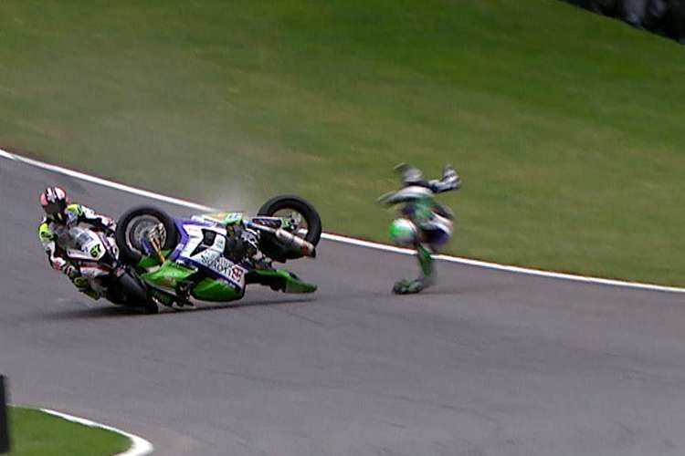 James Ellison stürzt, Shane Byrne entkommt nur knapp