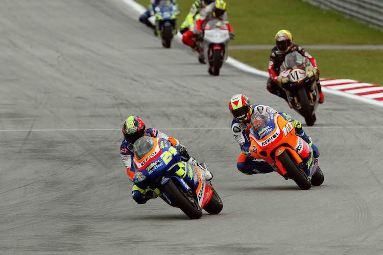 Toni Elias führt 2003 das Rennen in Sepang an und gewinnt