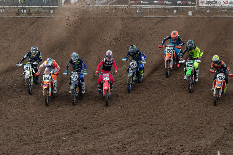 Die MXGP-Saison 2020 hat begonnen: Jonass, Herlings, Paulin, Gajser, Seewer, Bogers, Desalle und Cairoli (v.l.n.r.)