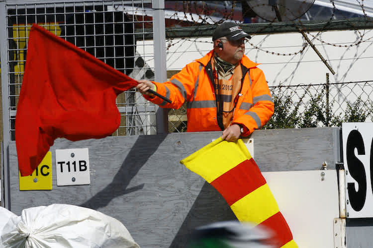 Rote Flagge für die Gaststarter in Doninton