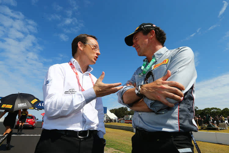 Javier Alonso und Giorgio Barbier diskutieren auf Phillip Island intensiv