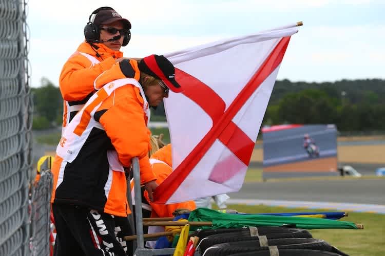 Diese Flagge französischer Streckenposten in Magny-Cours entspricht schon heute den Regeln