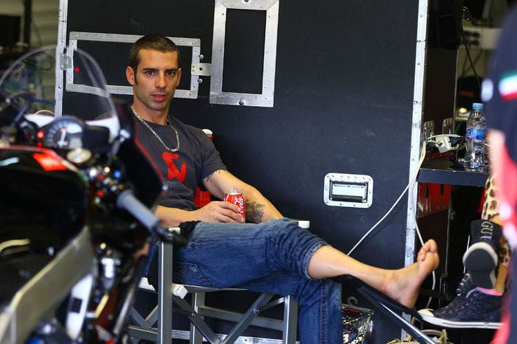 Erwischt: Wegen der Schwellung lagert Marco Melandri seinen Fuss hoch