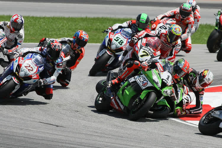 Das konnte nicht gutgehen: Loris Baz räumt gleich Tom Sykes ab, dessen Bike trifft Alex Lowes (22)