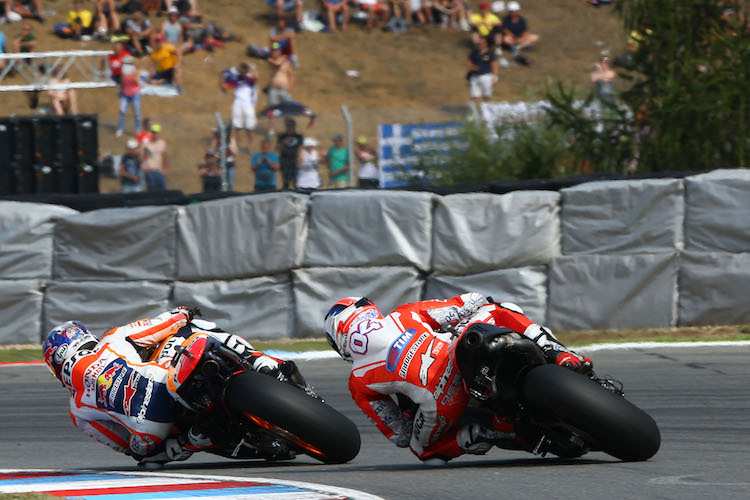 In der letzten Runde schnappte sich Dani Pedrosa (li) Ducati_Ass Andrea Dovizioso