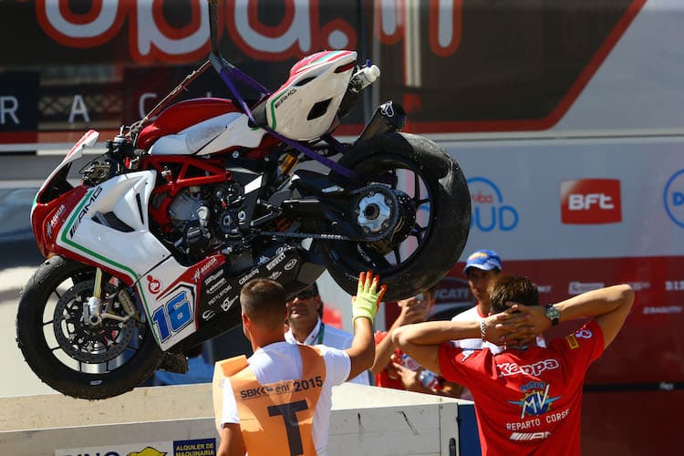 Die wunderschöne MV Agusta F3 wurde bei dem Cluzel-Sturz mächtig verbogen