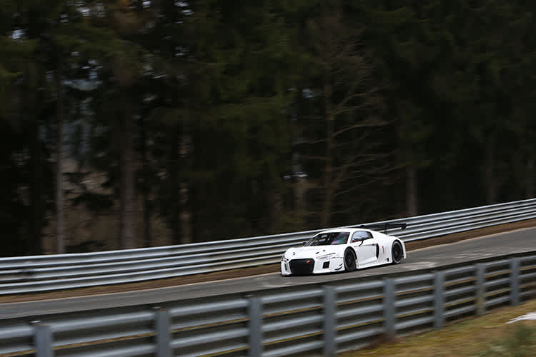 Bei den Test- und Einstellfahrten noch in jungfräulichem weiss, der neue Audi R8 LMS