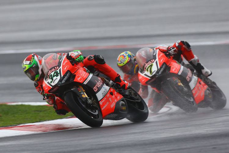 Davide Giugliano vor Chaz Davies – notfalls würde der Italiener auch zurückstecken