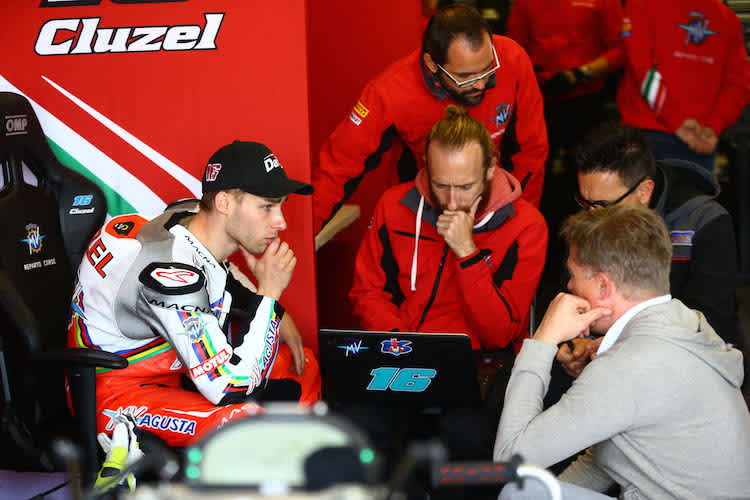 Nachdenkliche Mienen in der Box von MV Agusta