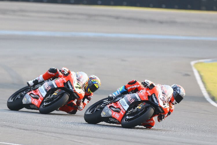 Ducati am Freitag in Misano: Marco Melandri vor Chaz Davies