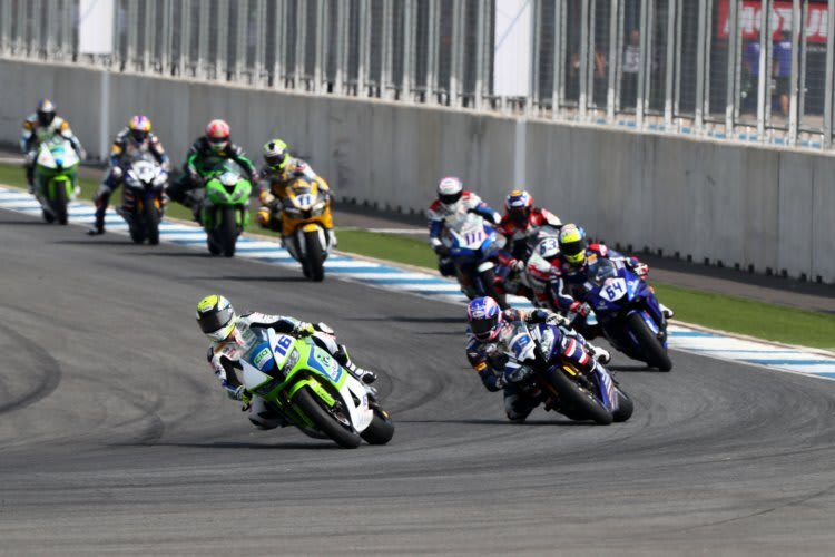 Hier war die Welt noch in Ordnung: Jules Cluzel führt das Rennen der Supersport-WM in Thailand an 