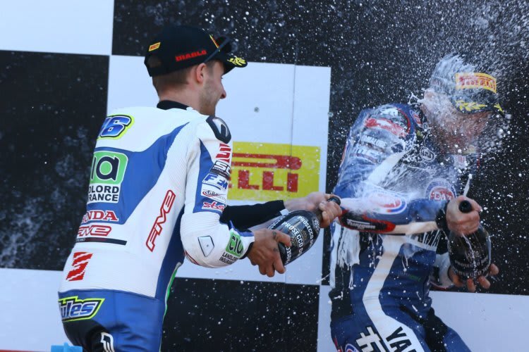 Das Champagner-Duell entschied Jules Cluzel eindeutig zu seinen Gunsten