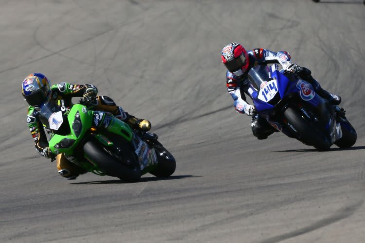 Kenan Sofuoglu (Kawasaki) vor seinem härtesten Rivalen Lucas Mahias (Yamaha)