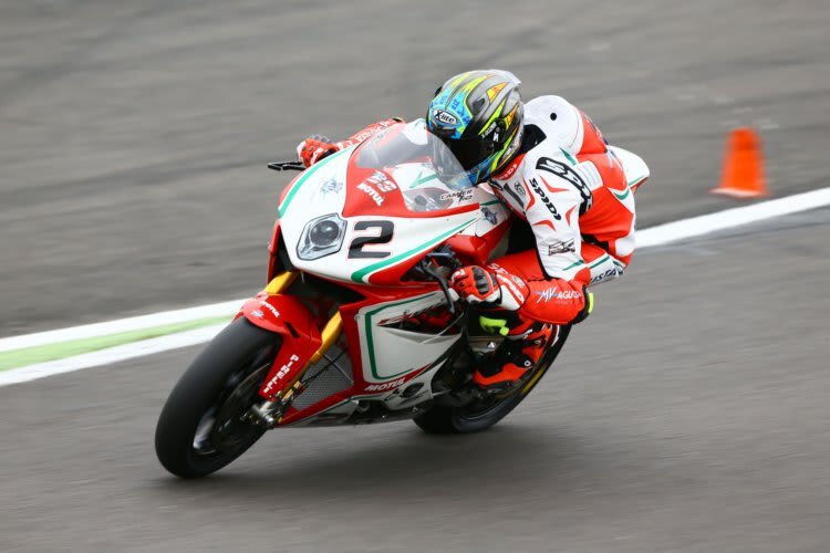 Leon Camier landetet im ersten Training auf Platz 3