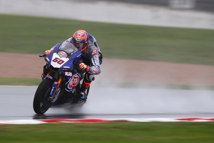 Michael van der Mark tanzt mit seiner Yamaha im Regen 