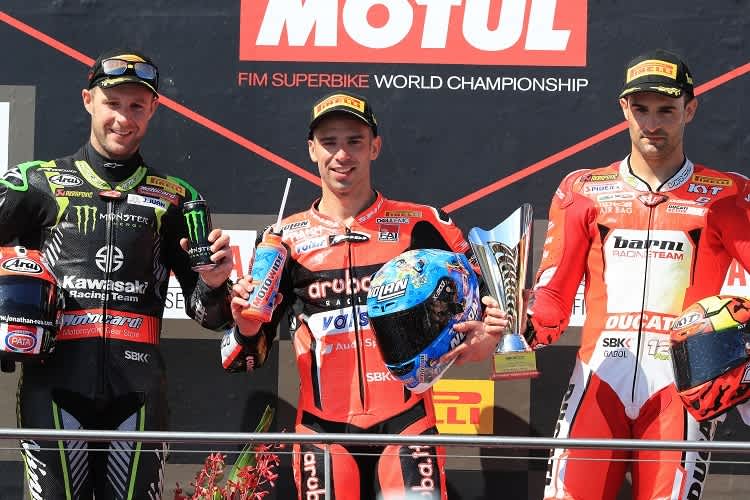 Jonathan Rea als Zweiter neben den beiden Ducati-Piloten auf dem Podium