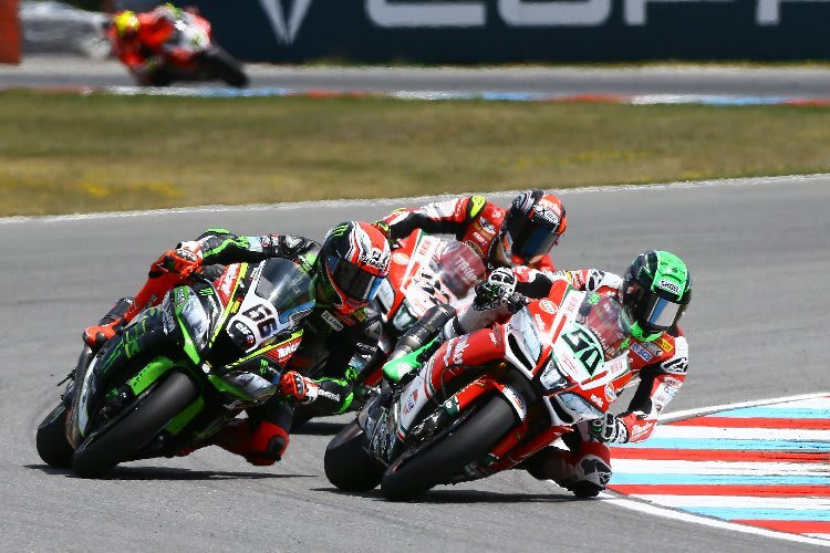 Eugene Laverty und Lorenzo Savadori nahmen zeitweise Kawasaki-Pilot Tom Sykes ins Sandwich