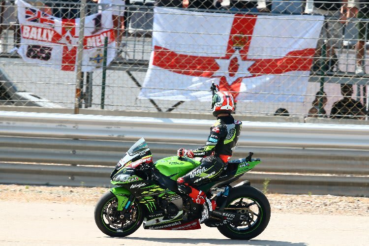 Jonathan Rea bedankt sich bei den mitgereisten nordirischen Fans 