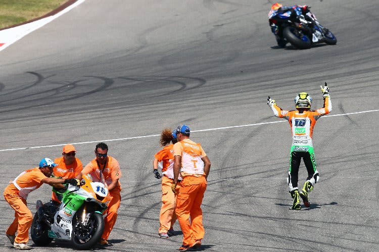 Jules Cluzel schimpft hinter dem weitergefahrenen Sandro Cortese hinterher