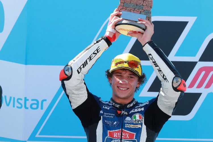 Marco Bezzecchi stemmte in Aragon den Pokal für Platz 2 in die Höhe