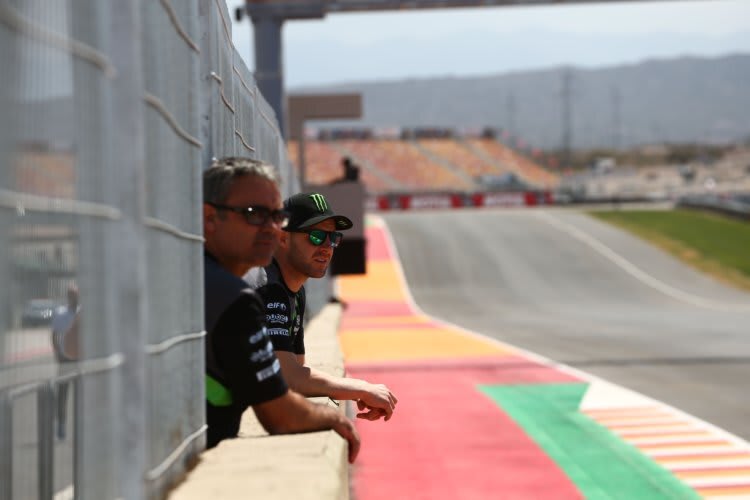 Jonathan Rea blickt auf die lange Gerade