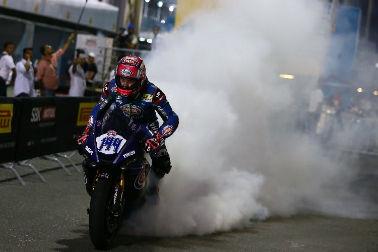 Rennsieger Lucas Mahias gab dem Hinterreifen im Parc Ferme den Rest