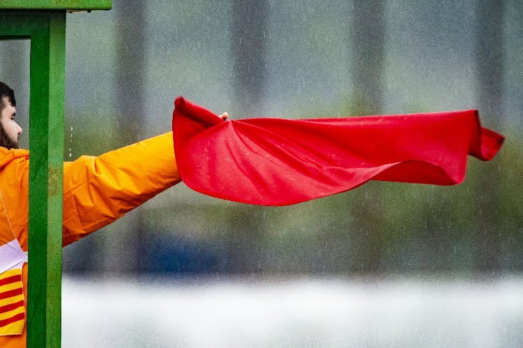 Die geschwenkte rote Flagge signalisiert den Rennabbruch 