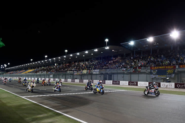 Die Moto2-Klasse startet um 18 Uhr Ortszeit unter Flutlicht