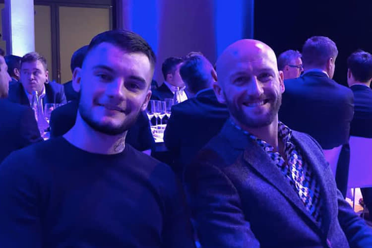 Mikhalchik mit Tom Sykes (v.li.)