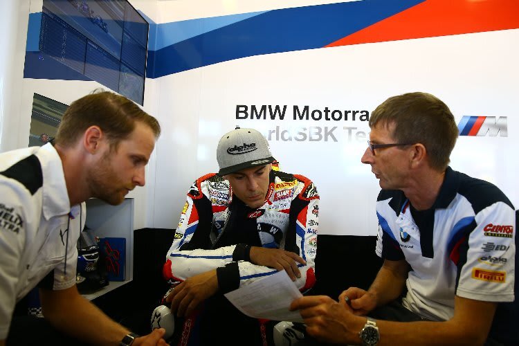 Markus Reiterberger gemeinsam mit seinem Team auf Ursachenforschung