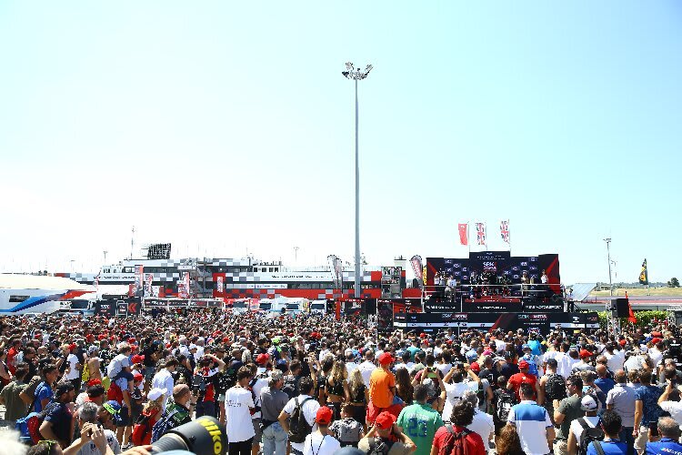 In Misano ist es im SBK-Paddock rappelvoll