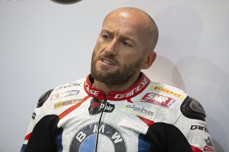 Zufrieden sieht Tom Sykes am ersten Trainingstag der Superbike-WM in Katar nicht aus